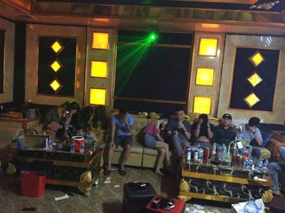 Khởi tố 2 bị can liên quan đến vụ 76 người sử dụng ma túy trong quán karaoke